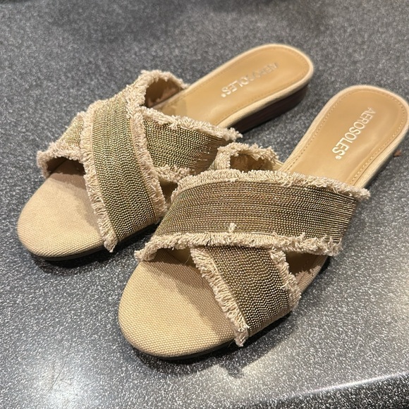 Aerosoles Women’s US 8.5 “Just A Bit" Sandals, Gold w/ Fringe, Beach Style - Picture 2 of 9